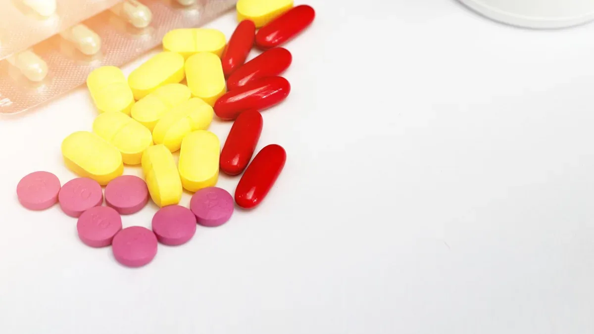 Pastillas y empaques de medicamentos en farmacia que representan el tratamiento antihipertensivo con clortalidona