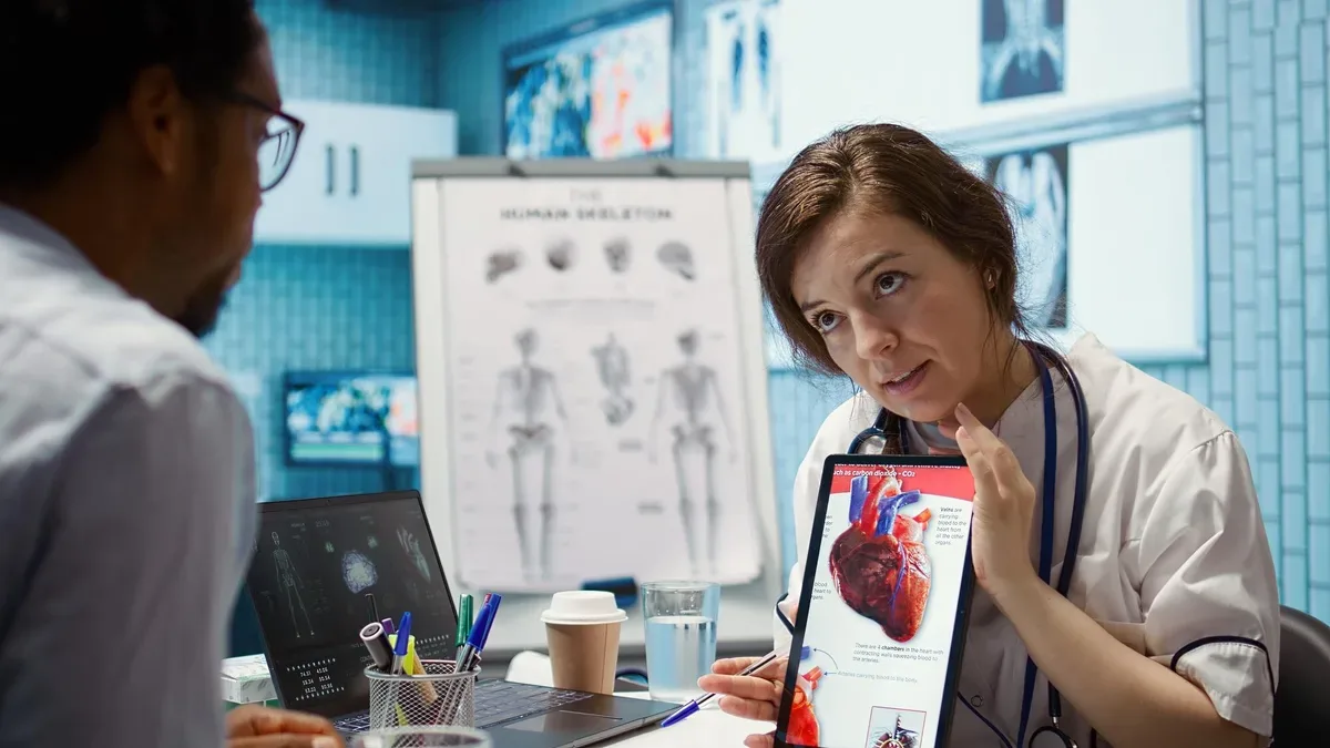 Especialista explica a paciente los resultados y el riesgo cardiovascular durante una consulta de prevención