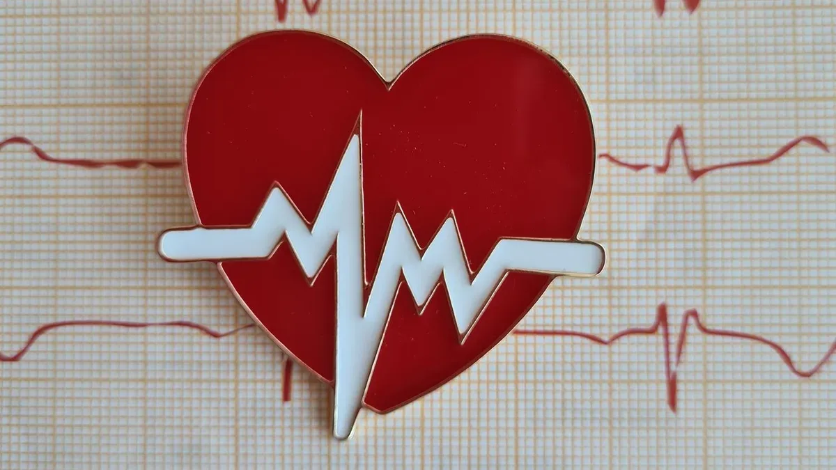 Electrocardiograma en primer plano con trazado del ritmo cardíaco para evaluar la fibrilación auricular