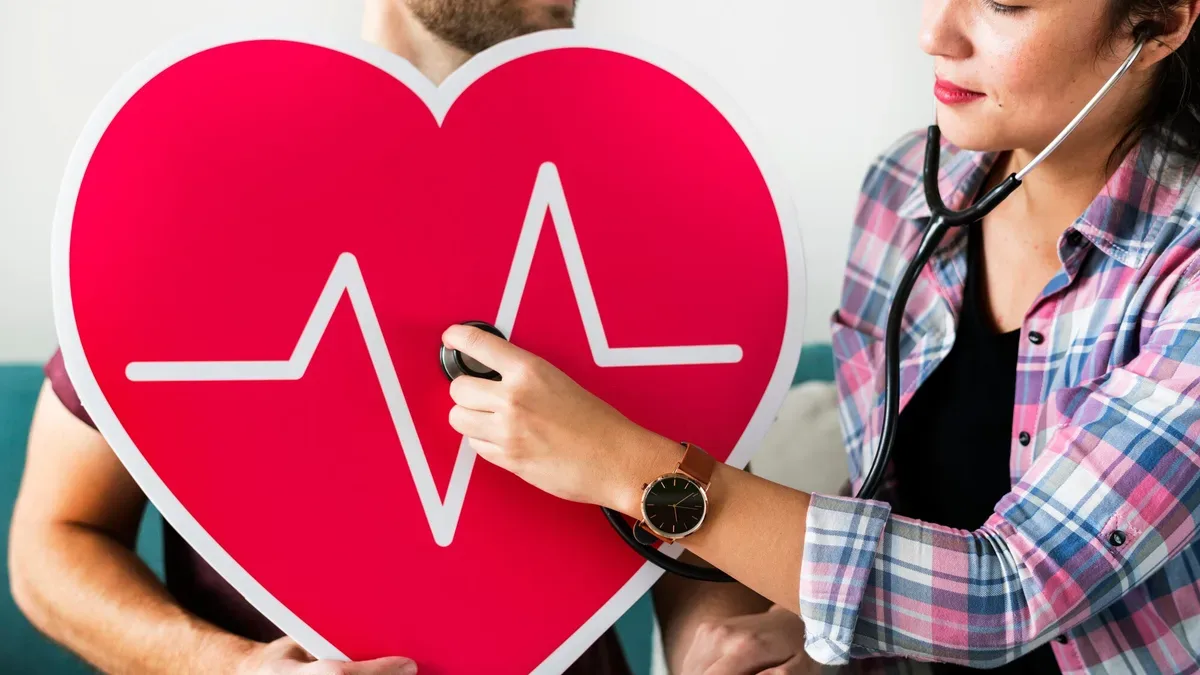 Médico auscultando con estetoscopio el corazón de un paciente para evaluar el riesgo cardiovascular